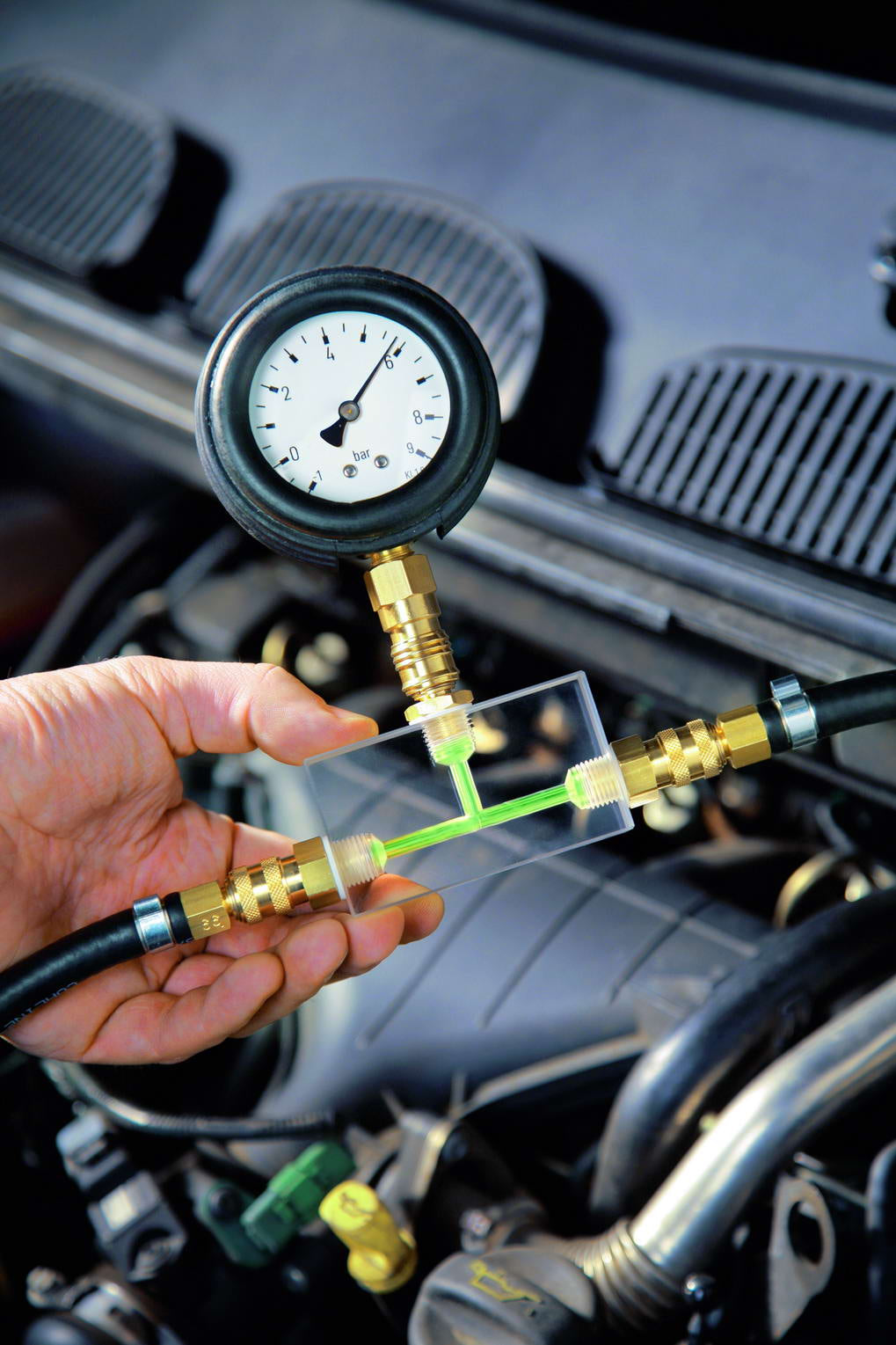 Fuel system pressure tester with analog pressure and vacuum display
