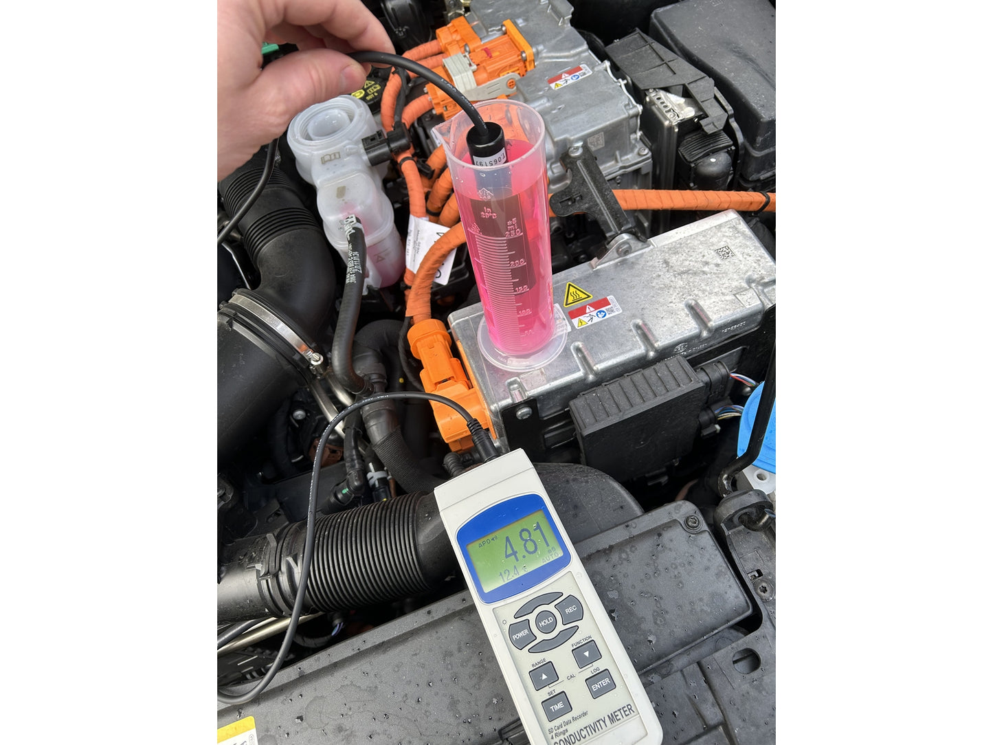 Leitwertmessgerät für Kühlmittel-Lösungen in Hochvolt- und Brennstoffzellen-Fahrzeugen